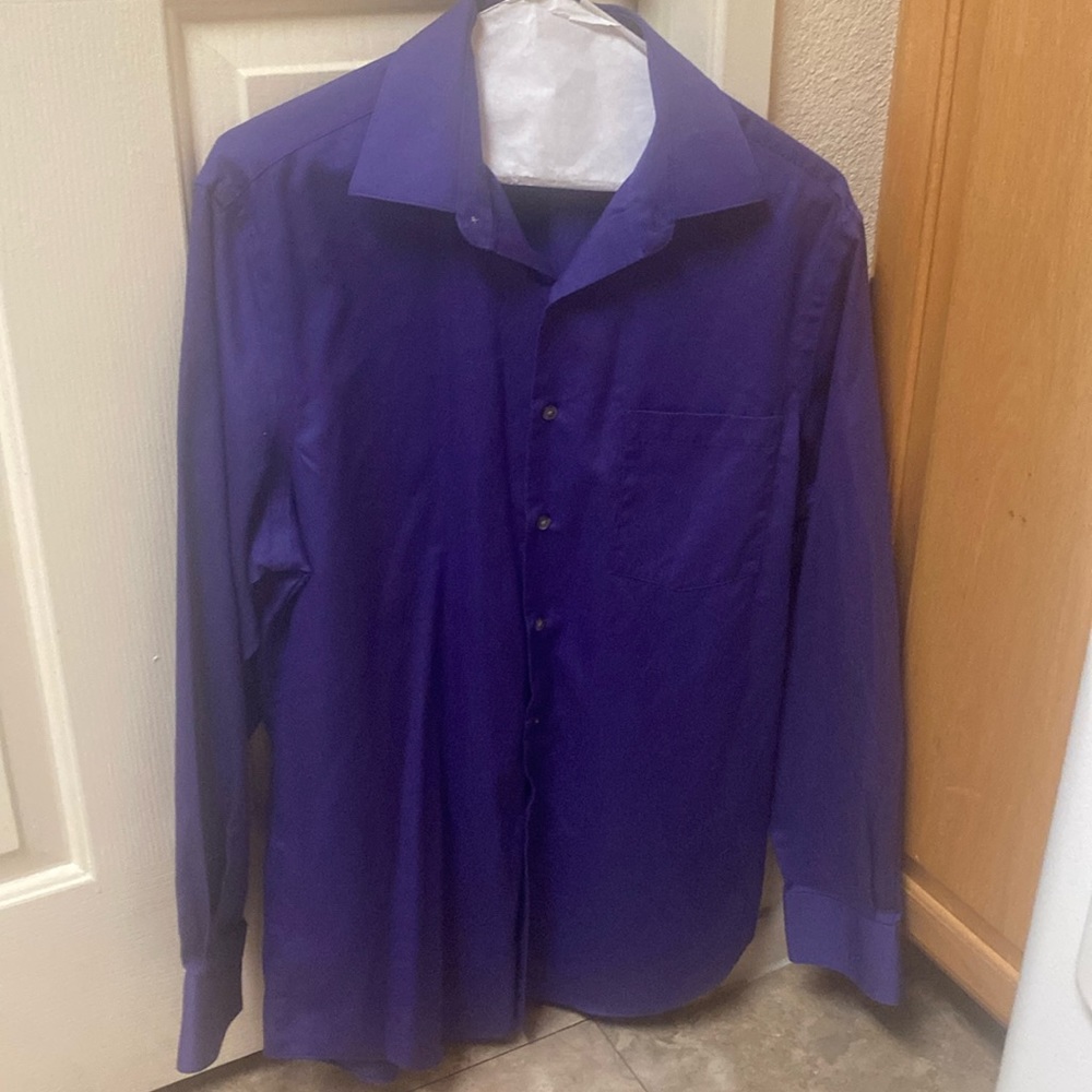 Van Huesen long sleeve. Color purple size medium